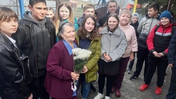 Учащиеся Аверинской школы губкинской территории поздравили учителя с юбилеем