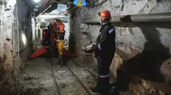 Обновление в лебединском «метро». В дренажной шахте реконструируют железнодорожные пути