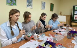 Жители села Бобровы Дворы посетили мастер-класс «Сюрприз новогодний - для ёлочки модной»