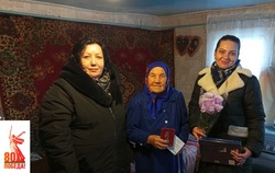 Труженицы тыла Вислодубравской территории получили юбилейные медали к 80-летию Великой Победы 