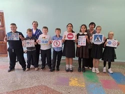 Культработники села Сапрыкино губкинской территории провели программу «В стране знатоков ПДД»