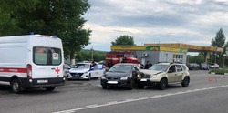 Два автомобиля столкнулись при выезде с АЗС в Губкине 