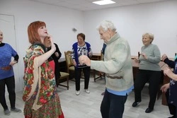 Сотрудники губкинского комплексного центра организовали танцевальную терапию для подопечных