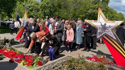 Губкинцы возложили цветы к Вечному огню в День Победы