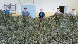 «Сапрыкинские паучки» продолжили плести маскировочные сети для наших бойцов