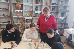 Юные жители села Юрьевка губкинской территории посетили мастер-класс по плетению бисером на станке