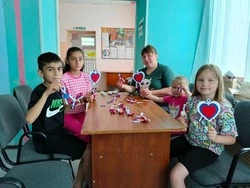 Мастер-класс «Брошь из ленты триколор» прошёл в Досугом центре села Архангельское 