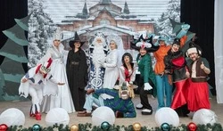 Сотрудники Центра культурного развития «Лебединец» представили новогодний спектакль 