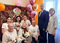 Василий голиков и Галина Колесникова поздравили Марию Арсентьевну Беликову со столетним юбилеем