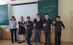Школьники села Вислая Дубрава посетили урок по изготовлению куклы оберега «Подорожница»