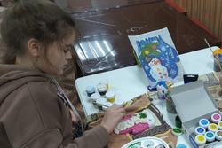 Губкинские ребята посетили творческую мастерскую «Нарисуй новогодний подарок»