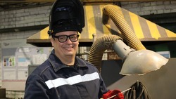 Электрогазосварщик Василий Головачев сравнивает свою профессию с работой художника и скульптора