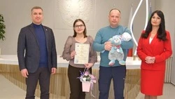 Михаил Лобазнов поздравил первого родившегося в новом году ребёнка