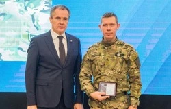 Вячеслав Гладков вручил награды губкинским бойцам белгородской самообороны