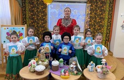 Маленькие жители посёлка Троицкий посетили мастер-класс по изготовлению открыток к Пасхе 