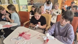 Юные жители посёлка Троицкий посетили мастер-класс «Куколка тряпичная – игрушка отличная»