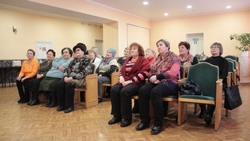 Жители Троицкого собрались на беседу в клубе «Дары природы»