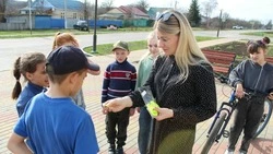 Культработники села Богословка провели очень важную акцию «Не будь невидимкой! Засветись в темноте!»