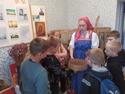 Экскурсия в комнату традиционной культуры «Предметы быта» прошла в ЦКР посёлка Троицкий