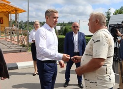 Михаил Лобазнов вручил ключи от четырёх новых автомобилей Губкин-Зеленстрой