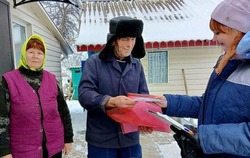 Социальные работники продолжили оказывать помощь жителям села Уколово губкинской территории 