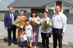 Многодетные семьи Губкинского горокруга получили ключи от новых домов 