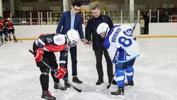 Глеб Давыдов передал губкинским спортсменам хоккейный свитер сборной России