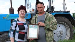 Тракторист предприятия «Скороднянское» Александр Крылов получил благодарность Профсоюза АПК 