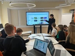 Юные жители посёлка Троицкий посетили тренинг «Совместные возможности ИИ и Figma» 