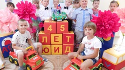 Малыши детского сада «Сказка» посёлка Троицкий подготовили торт к 45-летию движения ЮИД