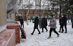 Сергиевские школьники губкинской территории возложили цветы к памятнику воинам 