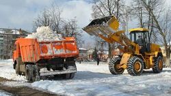 Губкинские коммунальщики продолжили работу по борьбе с гололёдом и снегом