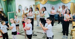 Губкинские дошкольники организовали флешмоб «Мама, засветись!»