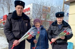 Губкинские полицейские поздравили жительниц с Международным женским днём 