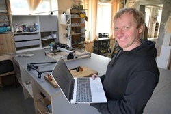 Житель посёлка Троицкий исполнил свою мечту и занялся производством мебели благодаря соцконтракту
