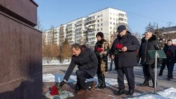 Вячеслав Гладков возложил цветы к памятникам в День защитника Отечества 