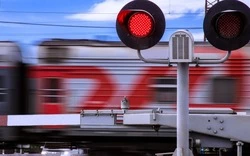 Сотрудники РЖД напомнили о правилах безопасности на железнодорожных переездах 