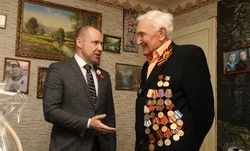 Работники комбината чествуют ветеранов-лебединцев