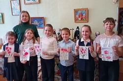 Юные жители посёлка Троицкий приняли участие в мастер-классе «Разноцветные узоры»
