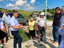 Михаил Лобазнов проконтролировал ход строительства детских площадок в селе Тёплый Колодезь 