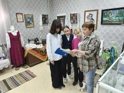 Культработники ЦКР с. Бобровы Дворы провели экскурсию в комнату народной культуры