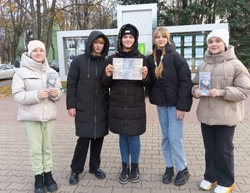 Троицкие библиотекари и волонтёры губкинской территории провели акцию «СТОП ВЕЙП!»