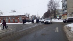 Иномарка сбила машину на перекрестке и отлетела в забор в Губкине