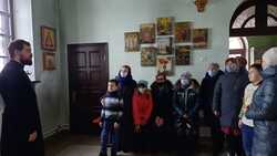 Молодёжь губкинского посёлка Троицкого встретилась с настоятелем Свято-Троицкого храма