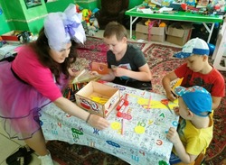 Программа «Вместе веселее!» прошла для детей пункта временного размещения в Губкинском горокруге