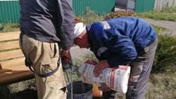 Новые скамейки появились в Бобровых Дворах губкинской территории