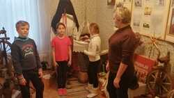 Экскурсия в комнату традиционной культуры прошла в губкинском Троицком