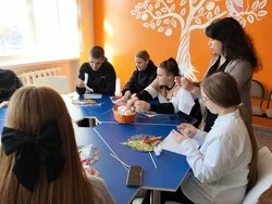 Мастер-класс «Кукла Хороводница» прошёл в ЦКР села Аверино губкинской территории 