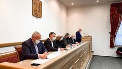 Замгубернатора Константин Полежаев и министр ЖКХ региона Алексей Ботвиньев посетили Губкин 