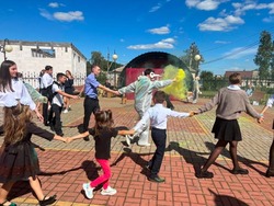 Скороднянский любительский театр губкинской территории организовал уличный спектакль